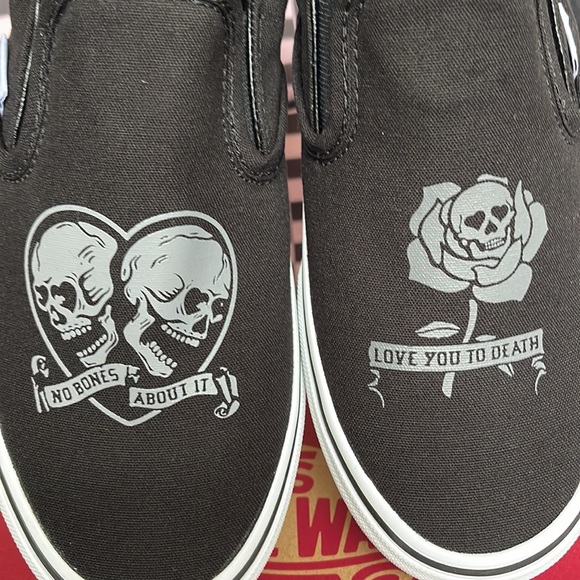 Vans Men’s Classic Slip-0n
Love You To Death Black/True Wht
VN0A5JMH6BT
Sneakers - Picture 11 of 16